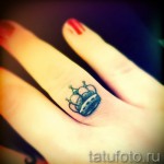 tatuaż koronowy dla dziewczynek - mała wersja na palcu serdecznym