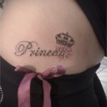 tatuaż korona dla dziewczynki - na udzie z napisem PRINCESS
