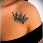 tatuaż korona dla dziewczynki - z przodu ramienia (obojczyk)