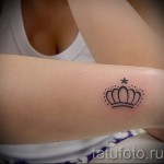 tatuaż z koroną dla dziewczynki - z boku ramienia