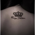 tatuaż korona dla dziewczynki - z napisem na karku