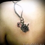 tatuaż korona dla dziewczynek na łańcuszku z kamieniem