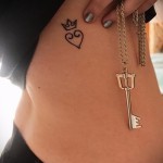 koronkowy tatuaż dla dziewczynek z sercem na żebrach