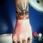 tatuaż koronowy na nadgarstku - świetna praca z promieniami światła