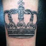 tatuaż z koroną na nadgarstku - przykład klasyczny