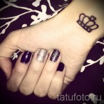 tatuaż z koroną na nadgarstku - bardzo mała opcja dla dziewczynki