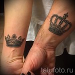 tatuaż z koroną na nadgarstku - łaźnia parowa - dla chłopaka i dziewczyny