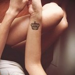 tatuaż koronowy na nadgarstku - stylowa prosta praca na ciele dziewczyny