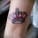 tatuaż korona na nadgarstku - wersja kolorowa
