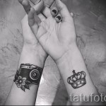 Korona tatuaż na nadgarstku dla dziewczynki - jako część tatuażu dla pary