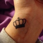 tatuaż z koroną na nadgarstek dla dziewczynki - mały