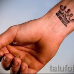 tatuaż z koroną na nadgarstku dla mężczyzn - średni