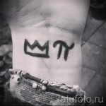 Korona tatuaż na nadgarstku i symbolu Pi