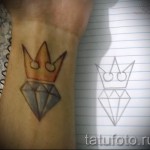 tatuaż z koroną diamentową na nadgarstku