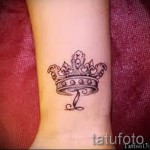 Korona tatuaż na nadgarstku z inicjałem