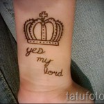koronkowy tatuaż na nadgarstku z napisem - be my king