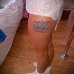 Korona tatuaż na bocznej nodze