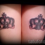 tatuaż z koroną na nodze - para dla dziewczynki pod spódniczkę