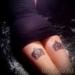 korona tatuaż na nodze