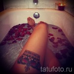 Korona tatuaż na nodze szczupłej dziewczyny