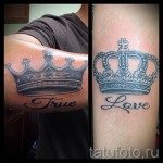 tatuaż z koroną na ramieniu - wariant z napisem miłość i prawda