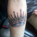 tatuaż z koroną na ramieniu - dla mężczyzn