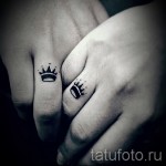tatuaż korony na dłoni