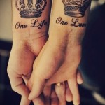 tatuaż z koroną na ramieniu - opcja pary dla zakochanych z napisem jedno życie