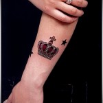 tatuaż korony na rękę dla kobiety z gwiazdkami