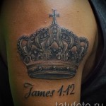 Korona tatuaż na ramieniu dla mężczyzn z napisem