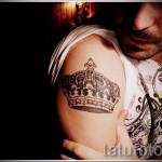 Korona tatuaż na ramieniu i ramieniu dla facetów