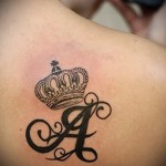 koronkowy tatuaż na plecach - damski z piękną wielką literą A