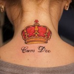 tatuaż z koroną na plecach - kolor dla dziewczynki