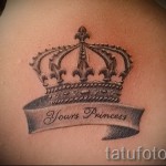 Tatuaż korony na plecach z napisem księżniczki