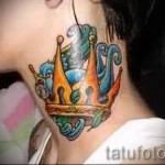 tatuaż korona na szyi - wersja z ośmiornicą