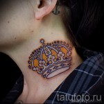 tatuaż z koroną na szyi - kolor żółty (złoty)