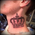 Korona tatuaż na szyi - bok dla faceta
