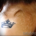 korona tatuaż na szyi