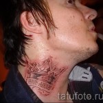 tatuaż korona na szyi z napisem - wersja męska