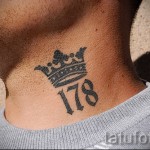 Korona tatuaż na szyi z numerami dla mężczyzn