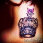 korona tatuaż na szyi dziewczyna z kokardą