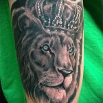 tatuaż lwa z koroną - realistyczne oczy