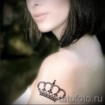 Henna korona tatuaż na ramieniu dziewczyna