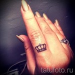 tatuaż z henny korona na palcu wskazującym - kobiety