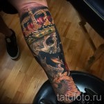 czaszka z tatuażem korony - praca 3d w kolorze - dół na nodze dla mężczyzny