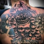 czaszka z tatuażem w kształcie korony - świetna opcja na całym plecach