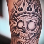 czaszka z tatuażem korony - fajna robota
