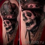 czaszka z tatuażem korony - realistyczna grafika