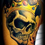 czaszka z tatuażem w kształcie korony - kolor na ramieniu
