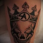 tatuaż korony czaszki